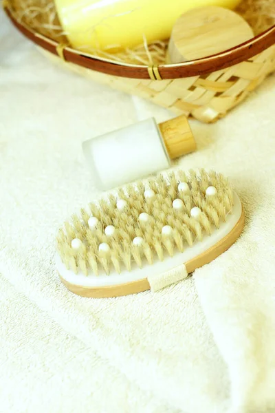 Brosse Naturelle Bois Pour Massage Peau Sèche Sur Serviette Blanche — Photo