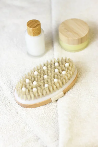 Natürliche Holzbürste Für Trockene Hautmassage Auf Weißem Handtuch Mit Kosmetischen — Stockfoto