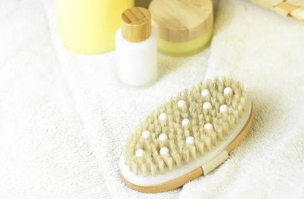 Brosse Naturelle Bois Pour Massage Peau Sèche Sur Serviette Blanche — Photo