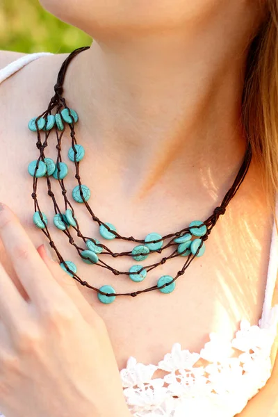 绿松石项链饰物蓝色珠宝珠在女孩的脖子上 时尚元素 — 图库照片