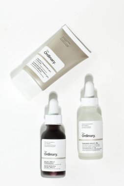 Sıradan kozmetik ürünleri. AHA BHA soyma, hyaluronik asit, C vitamini kremi. İspanya, Vitoria-Gasteiz, 16 Ağustos 2021