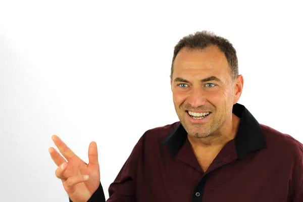 Duygularını ve gülümsemesini açıklayan yetişkin erkek model, beyaz üzerine yakışıklı bir adam. 