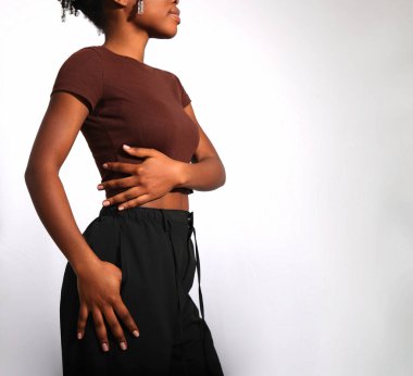 Stüdyoda manikürlü Afrikalı kadının çıplak bej tırnakları var.