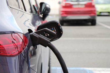 Elektrikli araba şarj istasyonu, çevre dostu şarj teknolojisi.