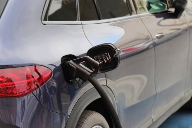 Elektrikli araba şarj istasyonu, çevre dostu şarj teknolojisi.