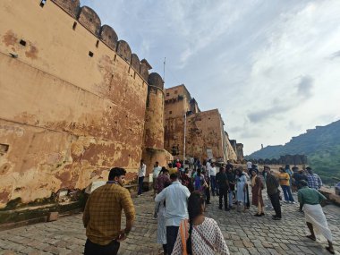 Jaipur, Pembe Şehir, görkemli anıtlarla ve canlı mirasıyla göz kamaştırıyor. Hareketli piyasaları ve zengin kültürü, Rajasthanların kraliyet cazibesinin ebedi öykülerini dokuyor..