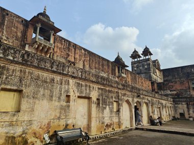 Jaipur, Pembe Şehir, görkemli anıtlarla ve canlı mirasıyla göz kamaştırıyor. Hareketli piyasaları ve zengin kültürü, Rajasthanların kraliyet cazibesinin ebedi öykülerini dokuyor..