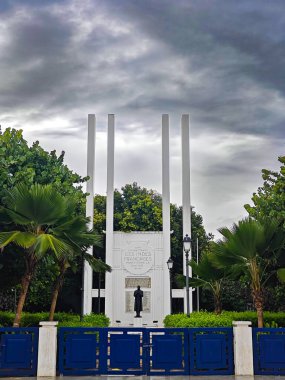 Pondicherrys anıtları, Fransız sömürge cazibesinin ve Tamil mirası mimarisinin eşsiz bir karışımını yansıtıyor. Büyük kiliselerden deniz kıyısındaki anıtlara kadar, bu simgeler şehirlerin çok kültürlü tarihini ve kıyı zarafetini anlatıyor..