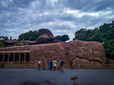 Mahabalipuram anıtları, Pallava dinamiklerinin kaya kesimli mimari ve heykel ustalığını sergiliyor. Mağara tapınaklarından ikonik Shore Temple 'a kadar bu UNESCO mucizeleri zamansız hikayeleri taşla anlatır..