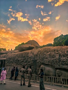 Mahabalipuram anıtları, Pallava dinamiklerinin kaya kesimli mimari ve heykel ustalığını sergiliyor. Mağara tapınaklarından ikonik Shore Temple 'a kadar bu UNESCO mucizeleri zamansız hikayeleri taşla anlatır..