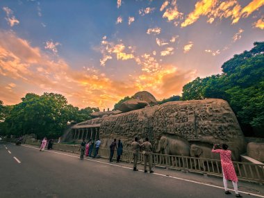 Mahabalipuram anıtları, Pallava dinamiklerinin kaya kesimli mimari ve heykel ustalığını sergiliyor. Mağara tapınaklarından ikonik Shore Temple 'a kadar bu UNESCO mucizeleri zamansız hikayeleri taşla anlatır..