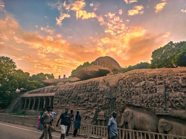 Mahabalipuram anıtları, Pallava dinamiklerinin kaya kesimli mimari ve heykel ustalığını sergiliyor. Mağara tapınaklarından ikonik Shore Temple 'a kadar bu UNESCO mucizeleri zamansız hikayeleri taşla anlatır..