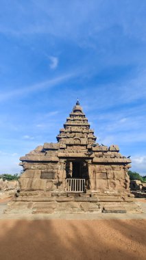 Mahabalipuram anıtları, Pallava dinamiklerinin kaya kesimli mimari ve heykel ustalığını sergiliyor. Mağara tapınaklarından ikonik Shore Temple 'a kadar bu UNESCO mucizeleri zamansız hikayeleri taşla anlatır..