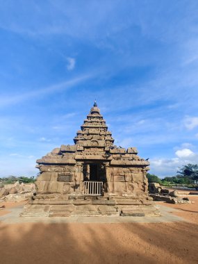 Mahabalipuram anıtları, Pallava dinamiklerinin kaya kesimli mimari ve heykel ustalığını sergiliyor. Mağara tapınaklarından ikonik Shore Temple 'a kadar bu UNESCO mucizeleri zamansız hikayeleri taşla anlatır..