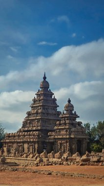 Mahabalipuram anıtları, Pallava dinamiklerinin kaya kesimli mimari ve heykel ustalığını sergiliyor. Mağara tapınaklarından ikonik Shore Temple 'a kadar bu UNESCO mucizeleri zamansız hikayeleri taşla anlatır..