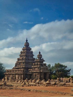 Mahabalipuram anıtları, Pallava dinamiklerinin kaya kesimli mimari ve heykel ustalığını sergiliyor. Mağara tapınaklarından ikonik Shore Temple 'a kadar bu UNESCO mucizeleri zamansız hikayeleri taşla anlatır..