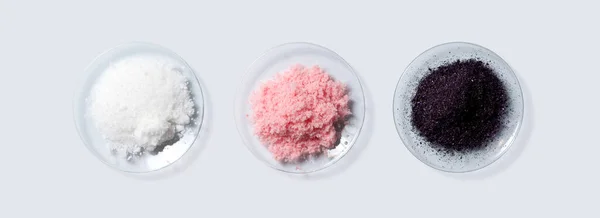Laboratuvar masasında kozmetik kimyasallar var. Cetyl esters cila, Pembe pullu kimyasallar, Potasyum permanganat. (Üst Görünüm)