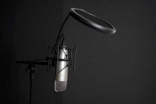 Szekrény Mikrofon Egy Stand Előtt Fekete Hangszigetelt Fal Professzionális Stúdió — Stock Fotó