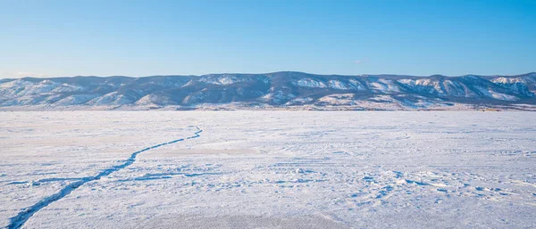Risse Auf Dem Schneebedeckten Eis Schöne Landschaft Mit Bergen See — Stockfoto