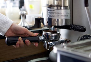 Barista taze espresso yapıyor. Espresso Makina Portaffiltreleri (Yakın plan).