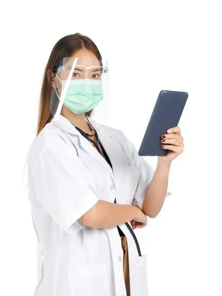 ガウンを着たアジアの女性医師は 片手でタブレットコンピュータを保持マスクとフェイスシールドを着用してください スタジオライトと白の背景の肖像 — ストック写真