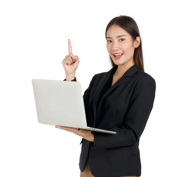 Jonge Aziatische Zakenvrouw Een Zwart Pak Met Een Laptop Die — Stockfoto