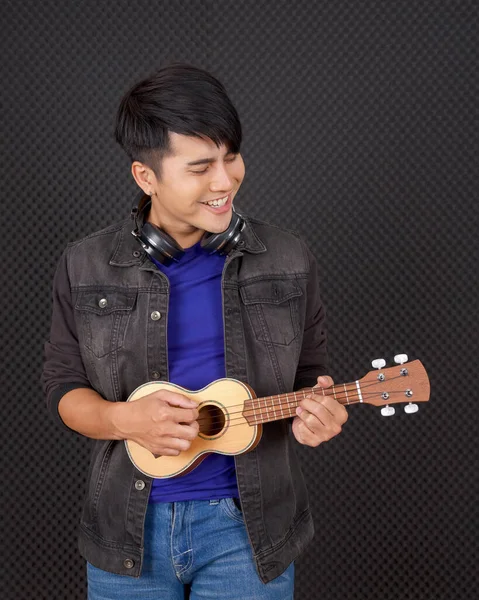 Joven Hombre Asiático Con Auriculares Tocando Una Guitarra Ukulele Frente — Foto de Stock