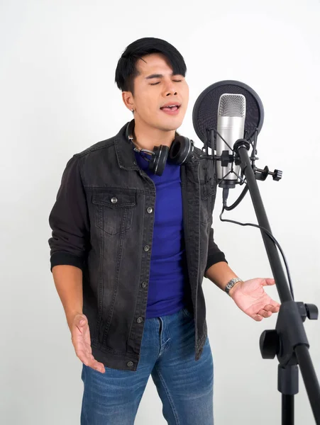 Joven Hombre Asiático Con Auriculares Cantando Con Micrófono Retrato Sobre — Foto de Stock
