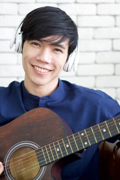 Joven Hombre Asiático Auriculares Blancos Tocando Guitarra Acústica Disfrutar Fin — Foto de Stock