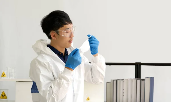 Asiatisk Videnskabsmand Inspicere Kvaliteten Maske Før Begynder Eksperimentet Videnskabeligt Laboratorium - Stock-foto