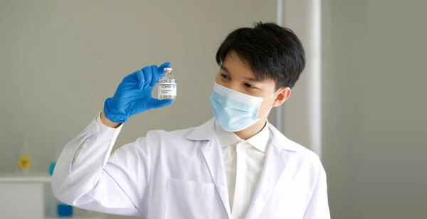 Botol Vaksin Coronavirus Tangan Dokter Proses Pengujian Penyakit Coronavirus 2019 — Stok Foto