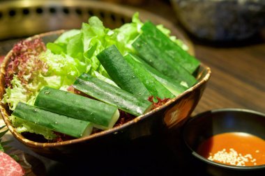 Taze sebzeler ocağın yanındaki masaya konur. Japon salatalığı, Kırmızı meşe marulu ve Yeşil Batavya