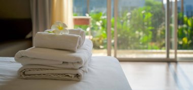 Otel odasındaki arka planı bulanık temiz iki beyaz havlu. Yaz tatili ve tatil konsepti.