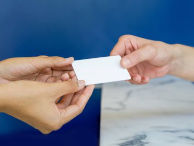 Beyaz plastik kart alan kadın ellerini kapat.