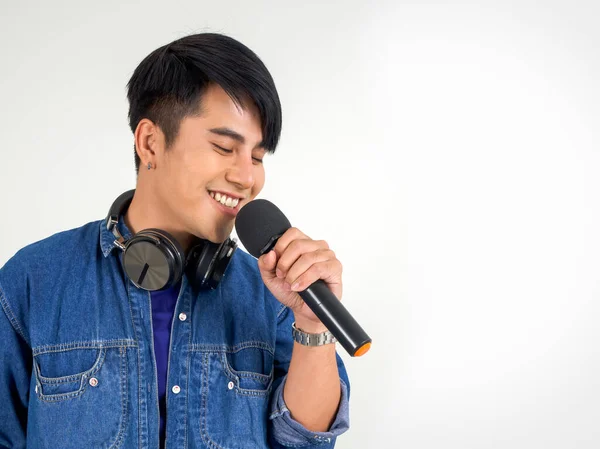 Jovem Asiático Homem Jean Azul Cantando Com Microfone Retrato Sobre — Fotografia de Stock