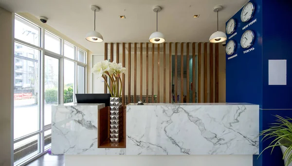 Long White Marble Reception Counter Located Hotel Lobby — Stock Photo, Image