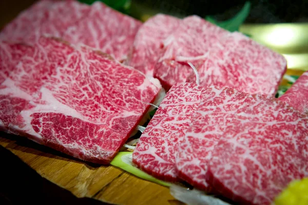 Seçilmiş Omakase Wagyu Mori ahşap tabakta servis edilir. Tokujyo Rosu, Jyo Karubi, Omi Momo ve Omi Ichibo