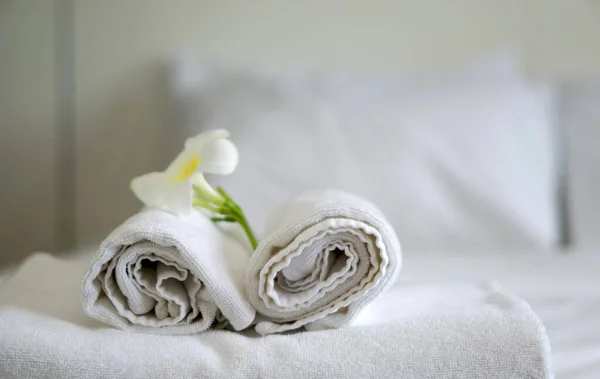 Dwa Białe Ręczniki Białym Kwiatem Czystym Łóżku Pokoju Hotelowym Zamazanym — Zdjęcie stockowe