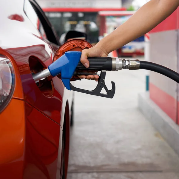 Tankstellenangestellte Halten Eine Blaue Benzinpumpe Der Hand Und Füllen Den — Stockfoto