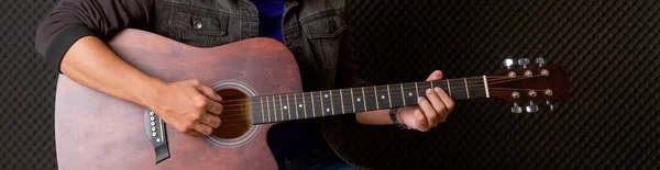Mão Músico Close Tocando Uma Guitarra Acústica Frente Paredes Pretas — Fotografia de Stock