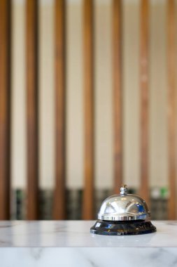 Otel resepsiyonunda gümüş servis zili. Kapat.