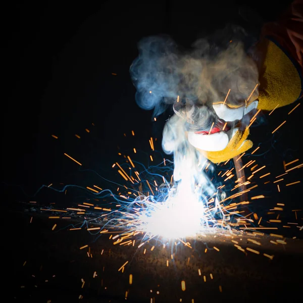 Los Trabajadores Industria Del Metal Están Soldando Chapa Acero Brillante — Foto de Stock
