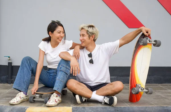 Casal Asiático Descansando Após Skate Jovem Com Uma Camiseta Branca — Fotografia de Stock