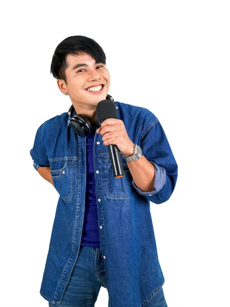 Joven Hombre Asiático Azul Jean Cantando Con Micrófono Retrato Sobre — Foto de Stock