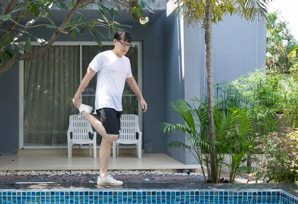 Homem Asiático Branco Shirt Esticar Músculos Frente Uma Sala Resort — Fotografia de Stock