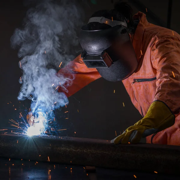 Trabajador Industria Del Metal Está Soldando Las Hojas Acero Para — Foto de Stock