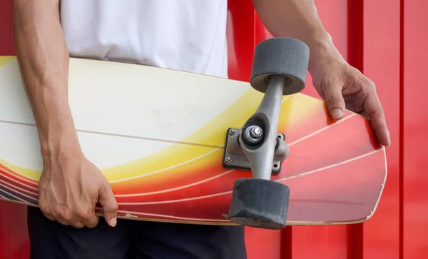 Mão Homem Close Segurando Prancha Surfskate Posição Quadril Frente Parede — Fotografia de Stock