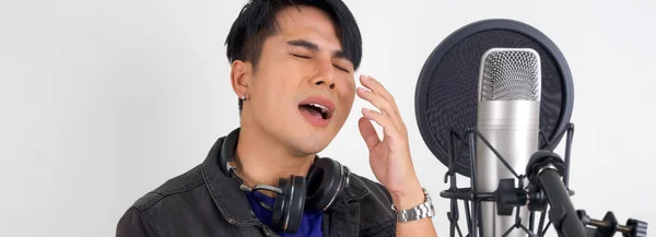 Joven Hombre Asiático Con Auriculares Cantando Con Micrófono Retrato Sobre — Foto de Stock