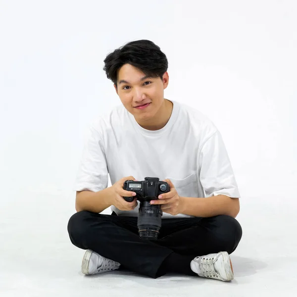 Jovem Fotógrafo Asiático Olhar Para Fotos Tiradas Tela Câmera Enquanto — Fotografia de Stock