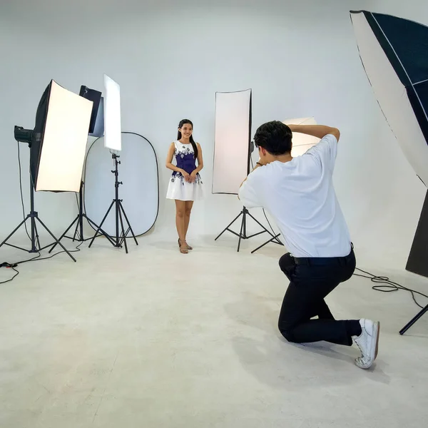 Asiatisk Fotograf Fotograferar Modell Som Poserar Studion — Stockfoto